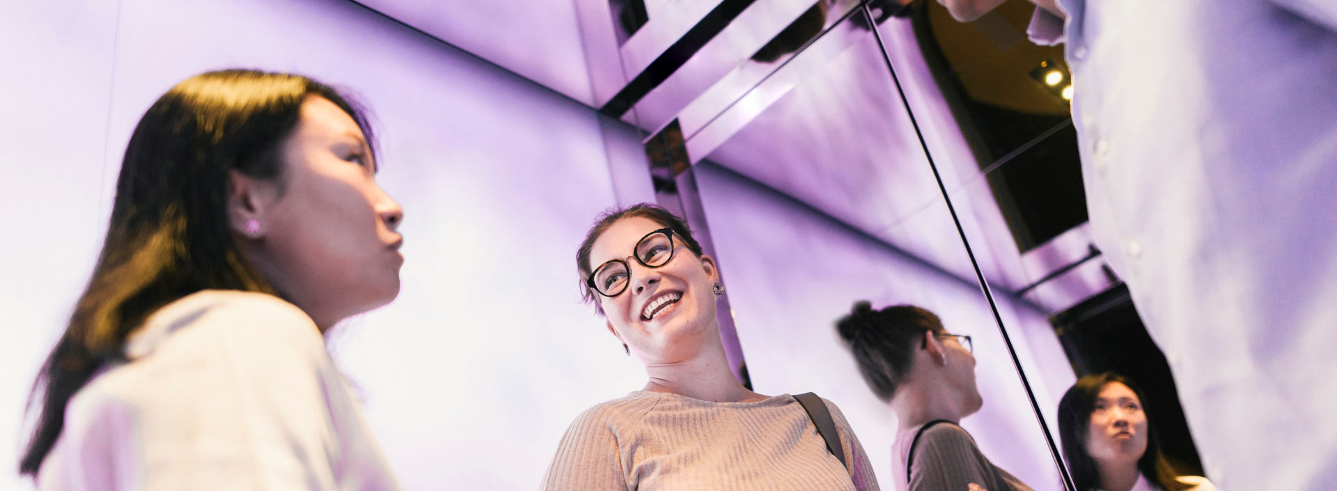 Digital_elevator_-_DX_-young_people_-_purpple:1920x705%28hero%29