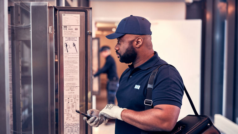 Elevator_maintenance_2-1:760x428%2816-9%29