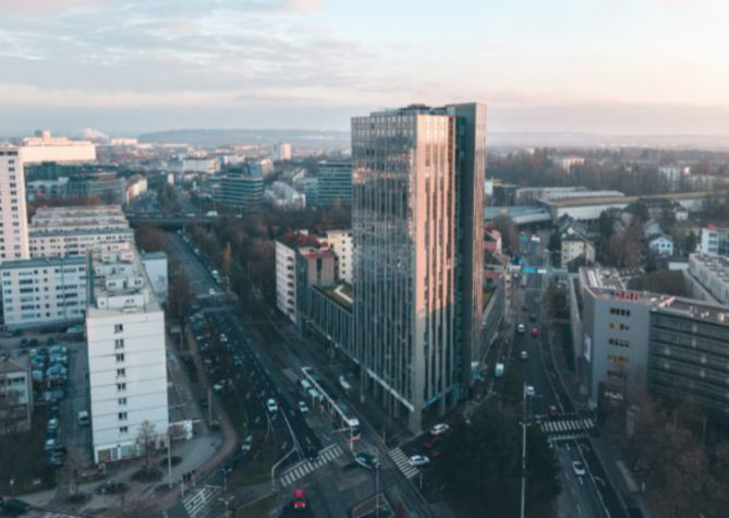 HighFiveLinz_Image3SQ:669x475