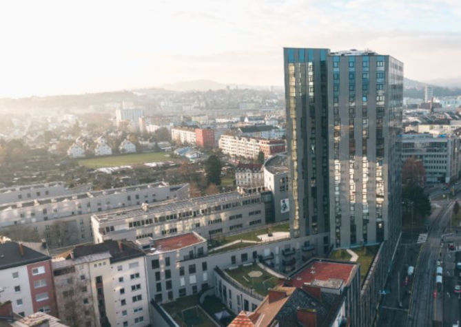 HighFiveLinz_ImageSQ:669x475