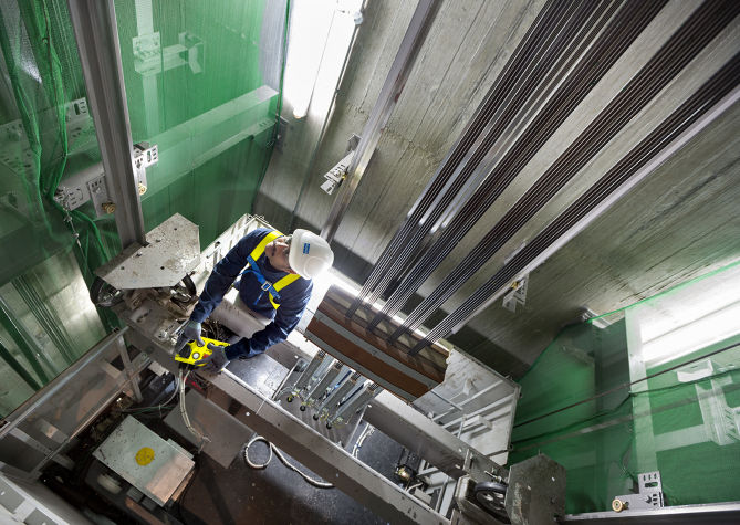 Técnico de elevador sobre la cabina