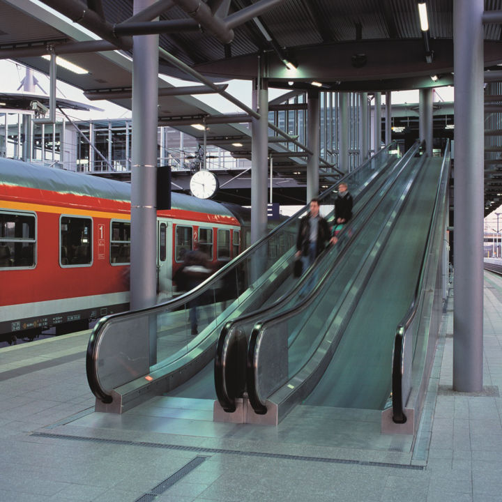 Inclined_autowalk_Dusseldorf_Airport_ICE_BC:720x720%281-1%29