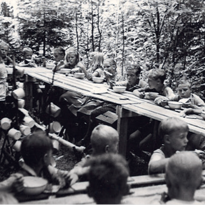 Lunch break at KONE Children's camp in 1948.