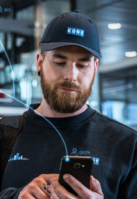 Técnico KONE viendo su smartphone - KONE 24/7 Connected Services