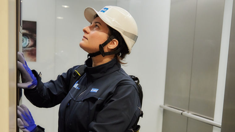 Técnico KONE dentro de un elevador