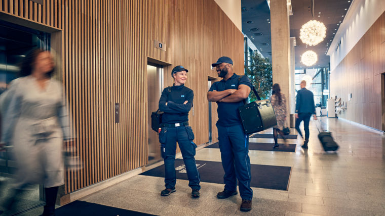 KONE_24-7_HOTEL_TECHNICIAN_HERO_1_high_res-2:760x428%2816-9%29