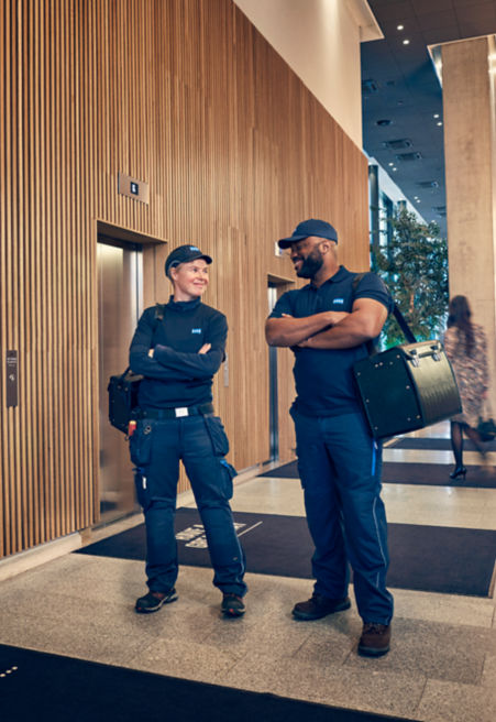 KONE_24-7_HOTEL_TECHNICIAN_HERO_1_high_res:451x656%2811-16%29