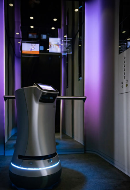 KONE_DX_Class_Savioke_robot_02:451x656%2811-16%29