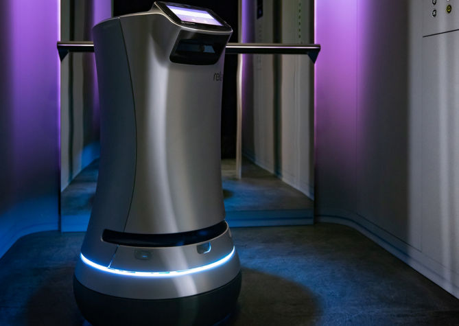 KONE_DX_Class_Savioke_robot_02:669x475