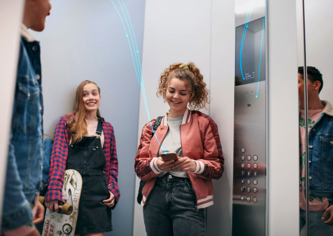 Adolescentes dentro de elevador conectado a la nube - KONE DX