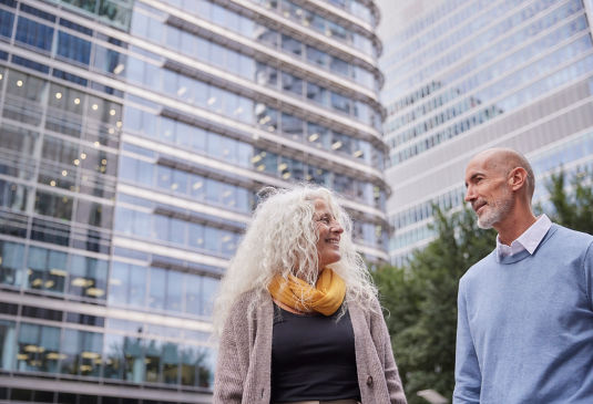 Un couple de seniors heureux dans la rue.