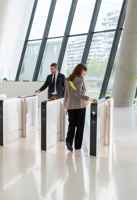 KONE_People_entering_in_office:451x656%2811-16%29