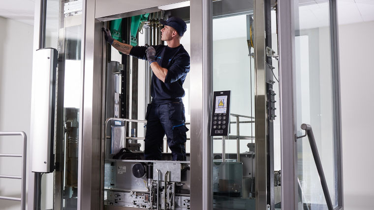 Técnico en un elevador KONE