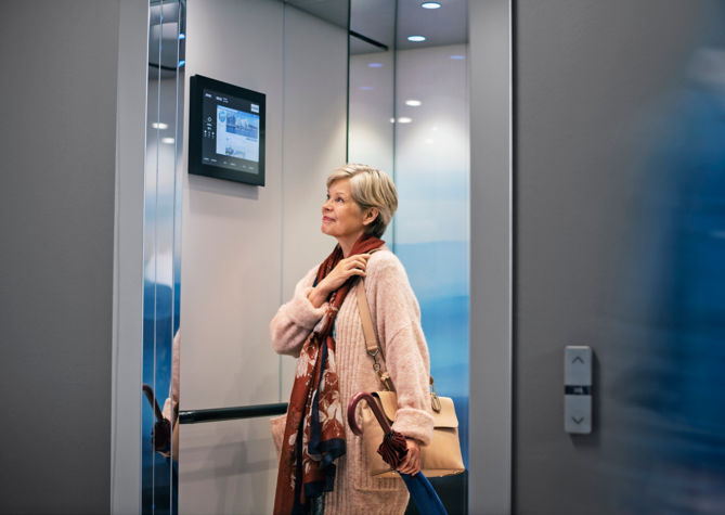 KONE_Woman_in_elevator:669x475
