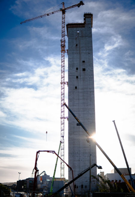 site de construction d'une tour et grues.