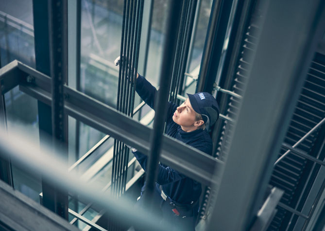 KONE_maintenance_technician_working_2_high_res:669x475