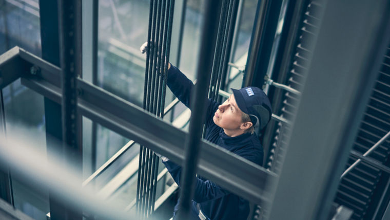 KONE_maintenance_technician_working_2_high_res:760x428%2816-9%29