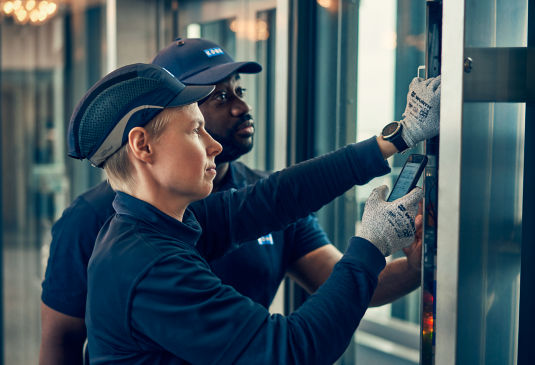 KONE_maintenance_technicians_with_KONE_Mobile:535x365