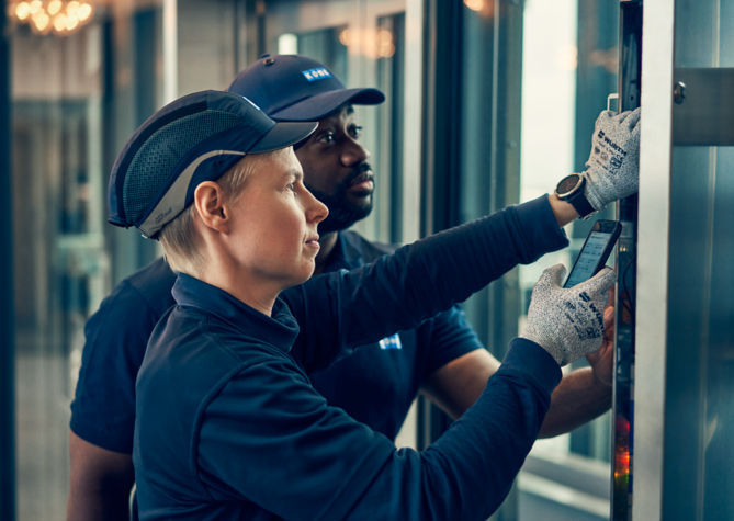 KONE_maintenance_technicians_with_KONE_Mobile:669x475