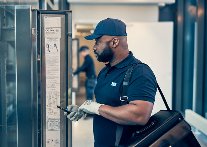 KONE_maintenance_technicians_working_with_elevators_high_res:669x475