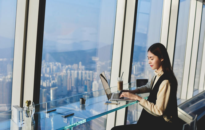 KONE_women_working_on_laptop:667x424