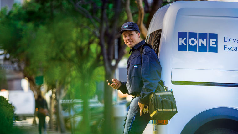 Monteur staat naast bus