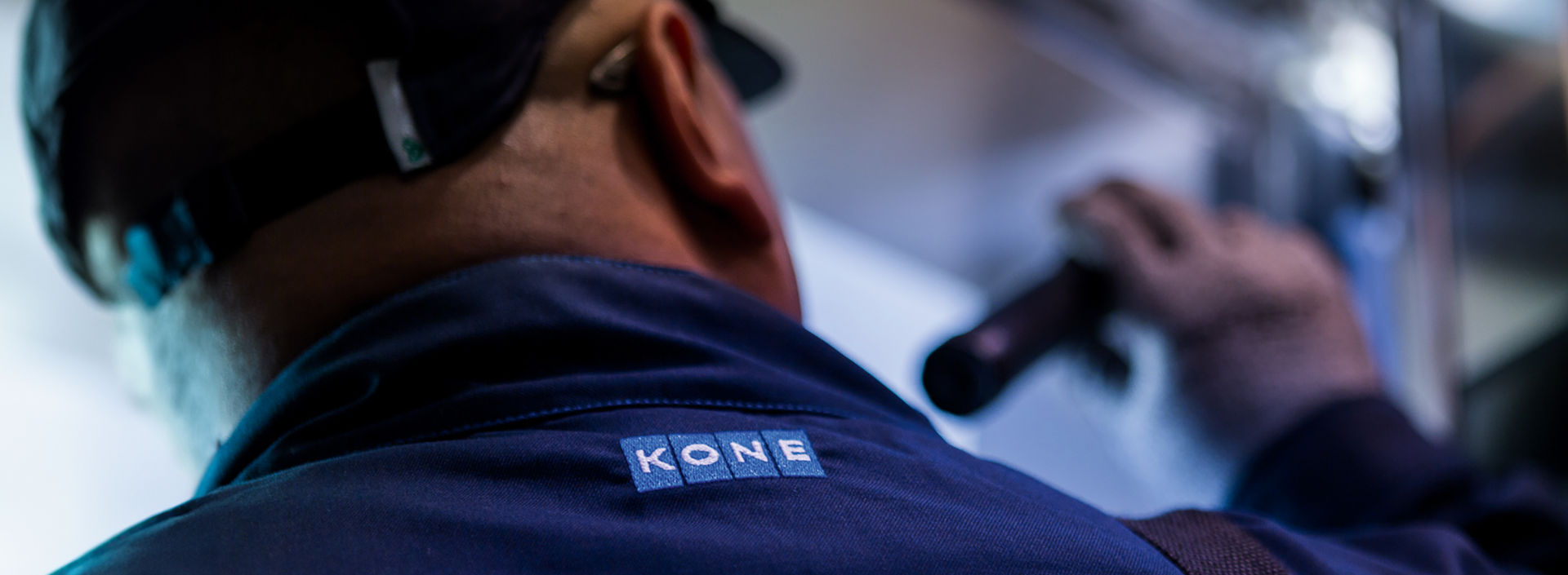 Kone-tech-with-flashlight:1920x705%28hero%29