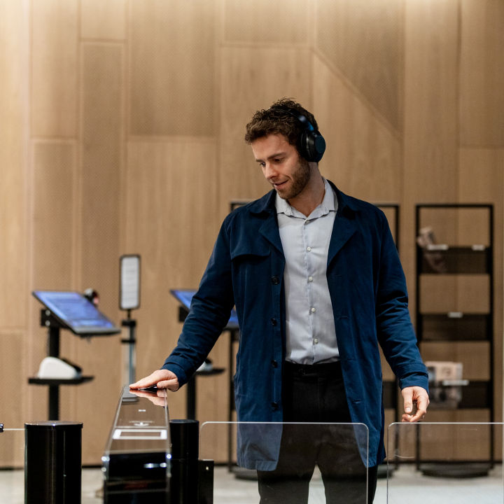 Man loopt door toegangspoort