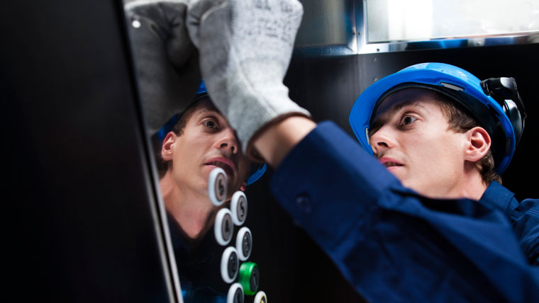 Técnico de elevador revisando botonera - Modernizaciones KONE