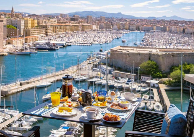 Hotel Sofitel Outdoor dining with river view