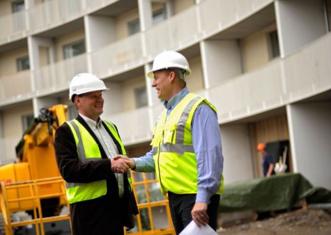 Cliente con un experto en construcción - KONE Contacta con un experto, mantenimiento de elevadores cerca de mí