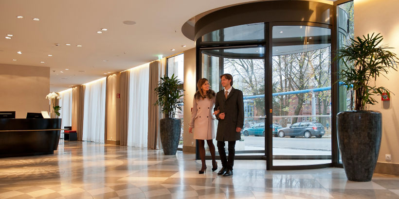 Revolving_door_30_opt_1:820x410%282-1%29