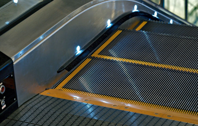 Iluminación de escaleras eléctricas