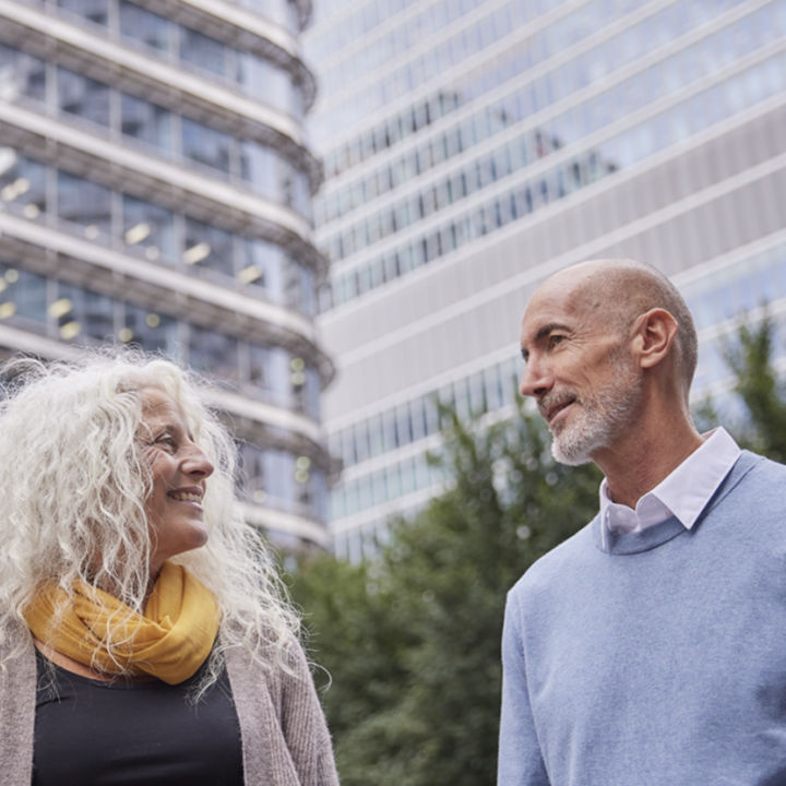 Couple dans une rue- KONE Services