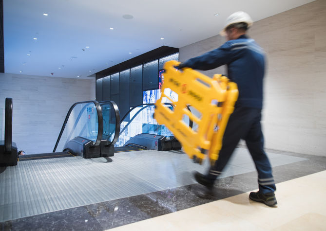 Service_technician_Escalator_Shanghai-9348-1:669x475
