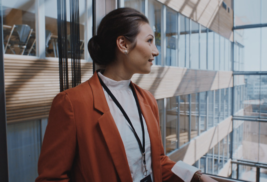 Woman-in-an-elevator-5:535x365