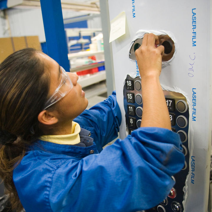 Empleada trabajando en una fábrica