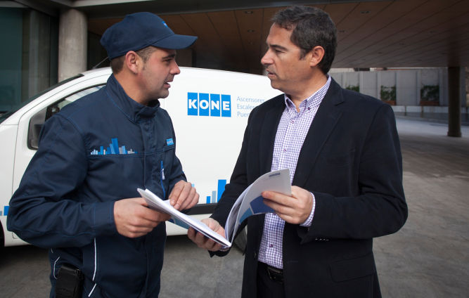 Técnico KONE con cliente