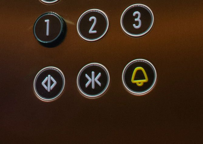 Botón de alarma de un elevador KONE