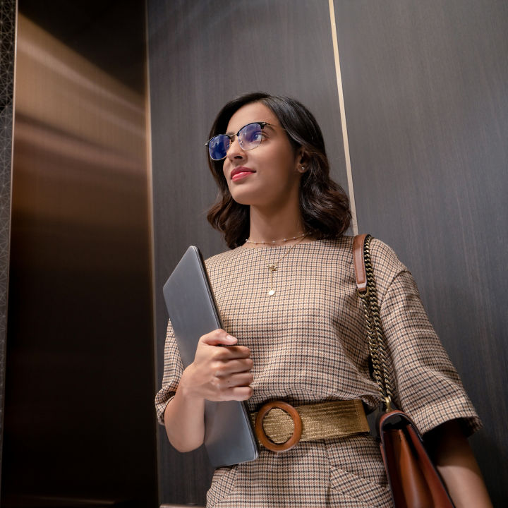business_woman_with_glasses:720x720%281-1%29