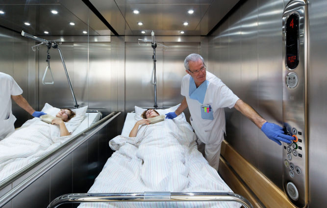 c_KONE__Bernd_Perlbach_-_19._Jan._2011_-_Aufzug_-_Krankenhaus_Maria_Hilf__Bergheim_-_14_Kabine_mit_Patientenbett-eATQ4mB1uC:667x424