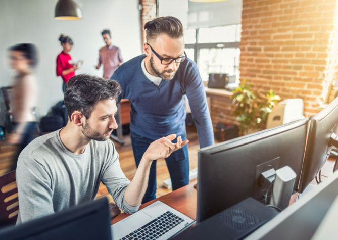 colleagues_collaborating_at_work:669x475