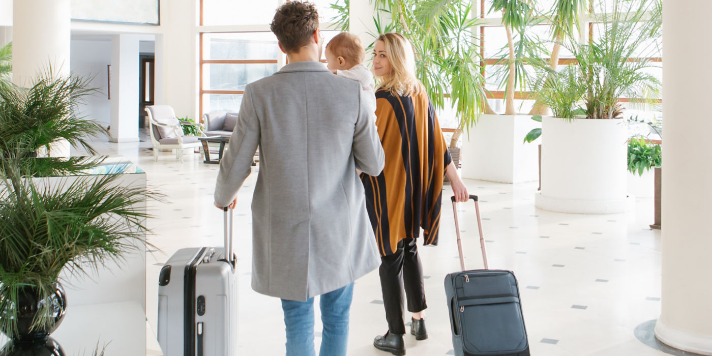 family_in_hotel_lobby:1400x700