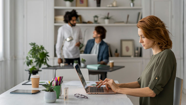 girl_in_the_office_shutterstock_1874420602:760x428%2816-9%29