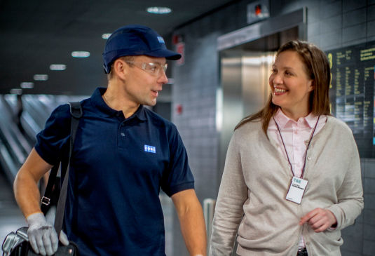 Técnico KONE con cliente