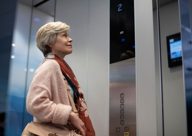 kone_feat_old_lady_landscape-105-hires:669x475