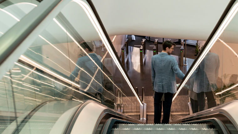 man_in_an_escalator:760x428%2816-9%29