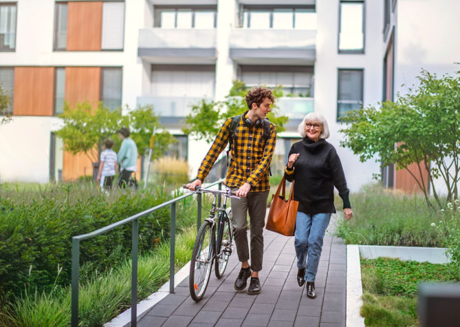 neighbors_in_the_residential_area:669x475