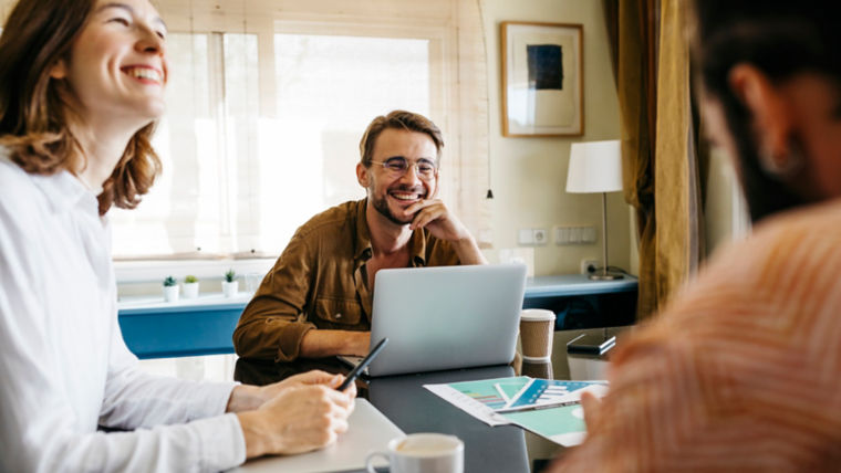 offset_881106_happy%20office%20workers:760x428%2816-9%29