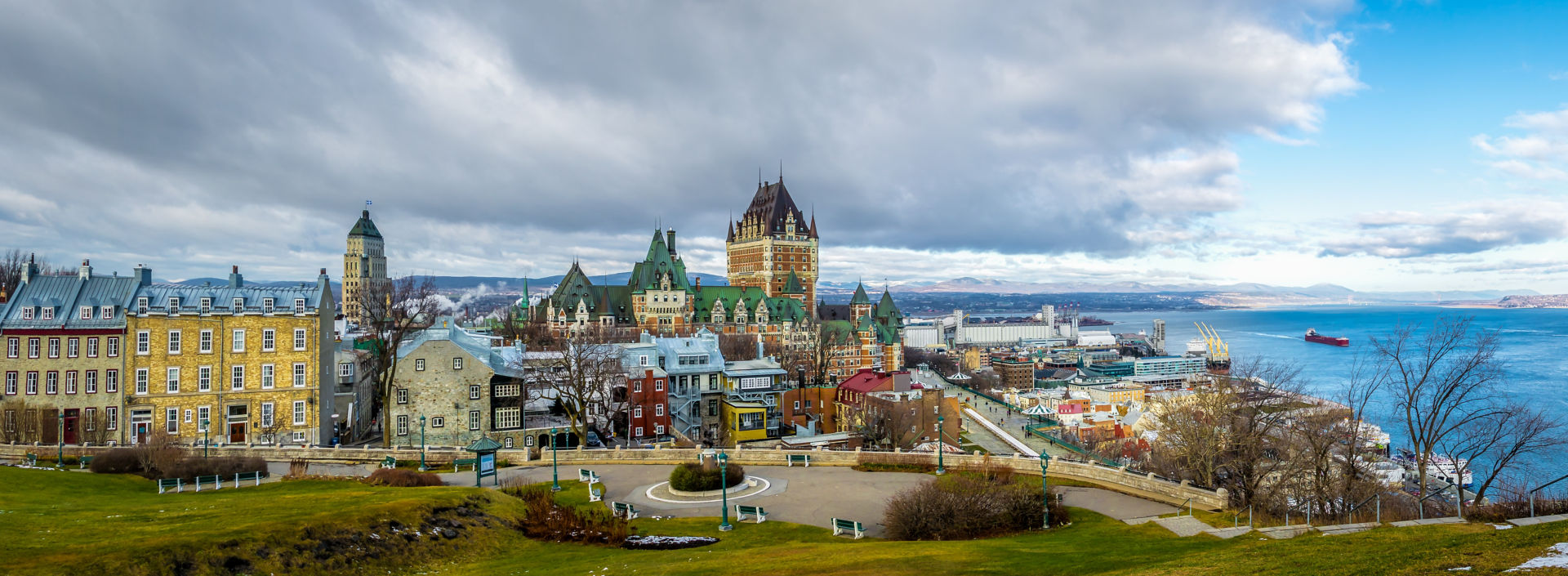 panoramic-view-of-quebec-city-skyline-with-chateau-2022-03-05-22-17-01-utc:1920x705%28hero%29